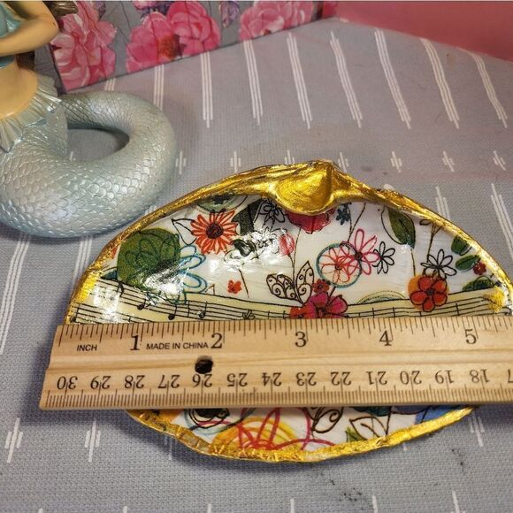 DECOUPAGE CLAM SHELL DECOUPAGE MUSIC 🎶 NOTES AND FLOWERS 💐 ON A CLAM SHELL - Picture 8 of 10
